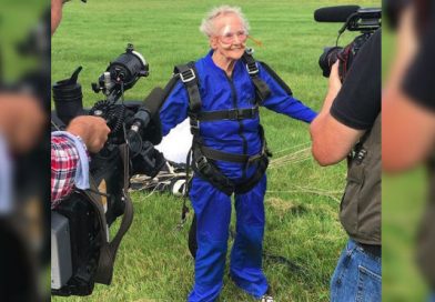 Esta abuelita celebró sus 89 años lanzándose de un avión
