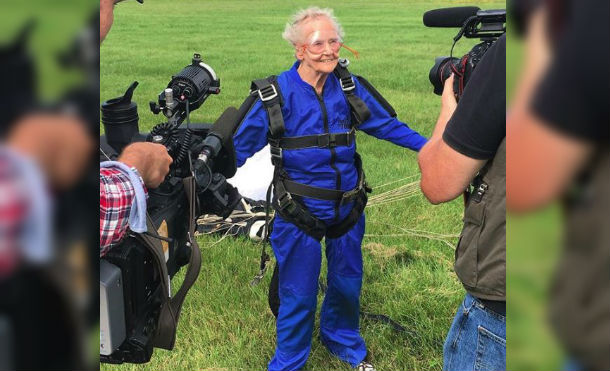 Esta abuelita celebró sus 89 años lanzándose de un avión