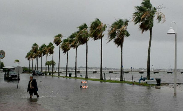 Tormenta tropical deja lluvias y apagones en Florida, EE.UU.