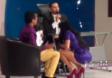 Sexy modelo mostró absolutamente todo en vivo y dejó en shock a los conductores
