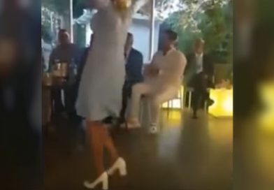 Mujer se levanta la falda mientras baila y se le olvida que no llevaba calzones