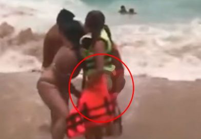Disfrutaba de un día de playa, cuando de repente una ola la dejó sin ropa interior