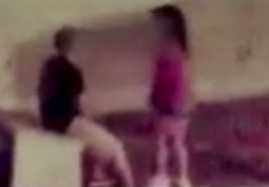 Aprovechan calles oscuras y tienen relaciones sexuales en la carretera