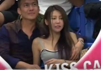 Graban a pareja tocándose en pleno estadio