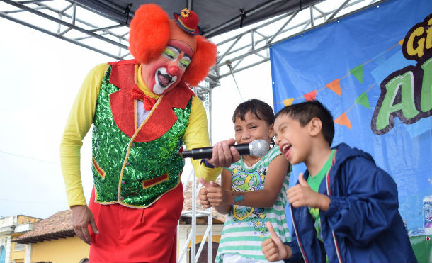 Familias de Granada disfrutan del Festival de la Alegría
