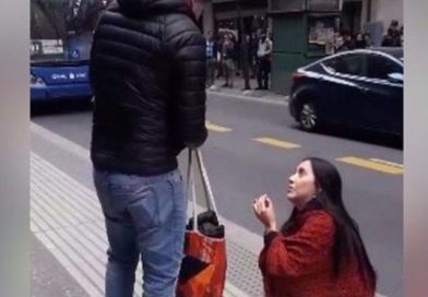 Mujer le pide matrimonio a su novio en la calle pero el resultado no es el esperado