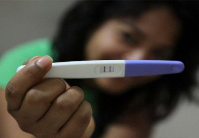 Esta madre se entera que su hija de 17 años está embarazada y le da una brutal golpiza a puño cerrado