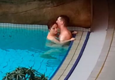 Quisieron tener sexo en una piscina pública, pero el movimiento del agua los delató