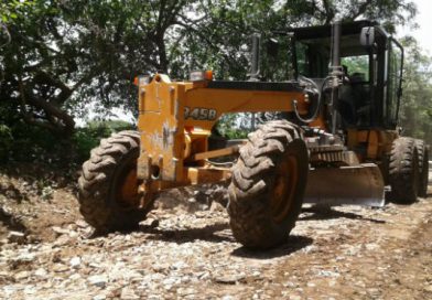 Gobierno municipal viejano realiza obra de reparación y mantenimiento en caminos rurales
