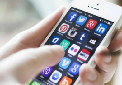 Hacer un corazón con los senos, el nuevo reto que invade las redes sociales