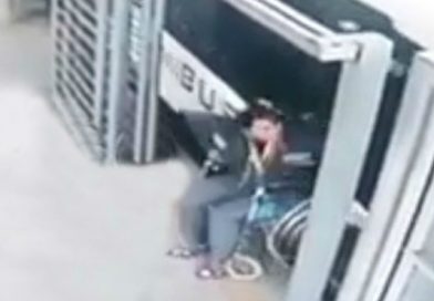 Mujer en silla de ruedas camina cuando se percata que un bus casi la atropella