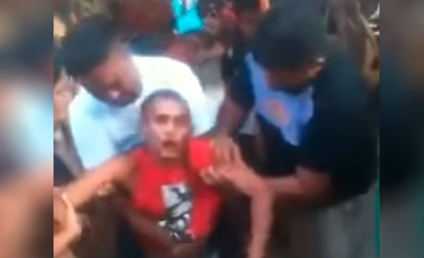 (+Impactante Vídeo) Sujeto roba una cadena que esconde en su boca y tiene trágico final