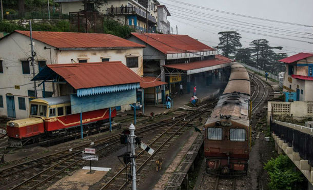 Al menos once muertos y decenas de heridos al descarrilar un tren en la India