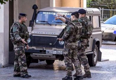 Un coche atropella a varios soldados en París, dejando al menos seis heridos