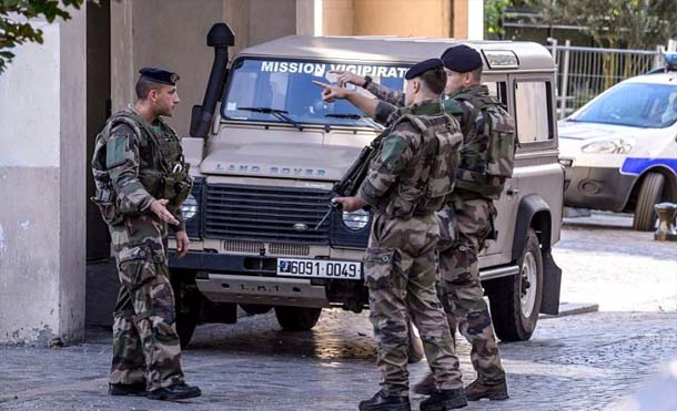 Un coche atropella a varios soldados en París, dejando al menos seis heridos