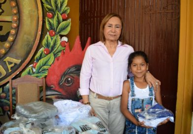 Niños de comunidades rurales de Granada reciben uniformes de béisbol