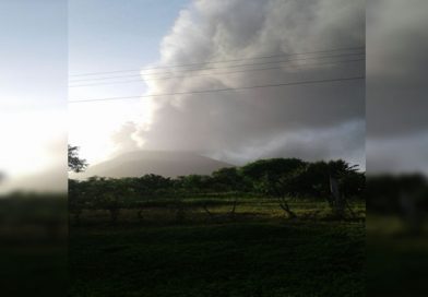 Volcán San Cristóbal expulsa gases y cenizas