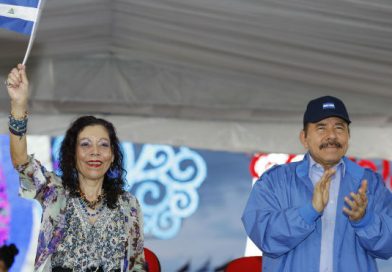Daniel y Rosario presiden colorido y rítmico desfile en saludo a las Fiestas Patrias