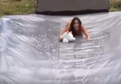 Modelo brasileña lo muestra todo tras participar en polémico reto