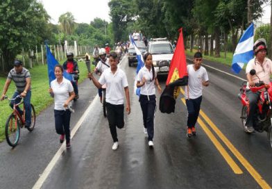 León: Estudiantes reciben antorcha, símbolo de la Independencia Centroamericana