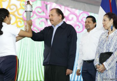 Comandante Daniel y Compañera Rosario reciben Antorcha de la Libertad y la Unidad Centroamericana