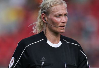 Una agente de policía hace historia en el fútbol europeo