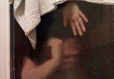 Tapó el baño de su enamorado y al querer ocultar la evidencia, quedó atrapada