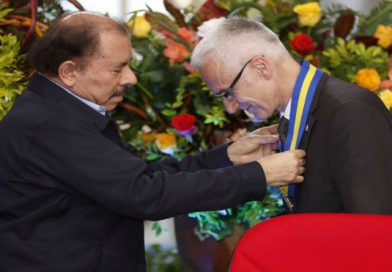 Comandante Daniel Ortega condecora a Secretario General de la Interpol