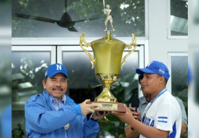 Comandante Daniel recibe a peloteros campeones del panamericano U14
