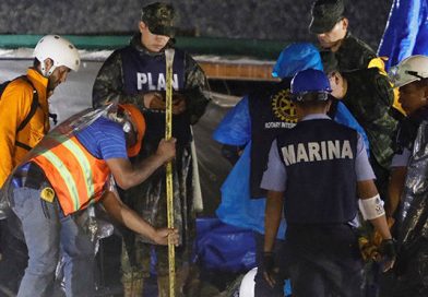 Hallan a seis niños con vida bajo los escombros del colegio Enrique Rébsamen