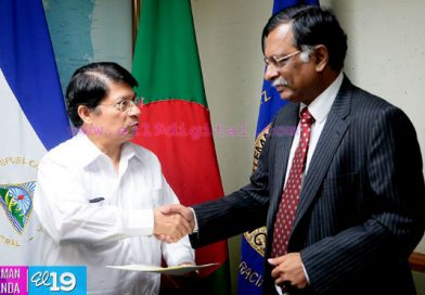 Embajador de la República Popular de Bangladesh entrega copias de estilo en Cancillería