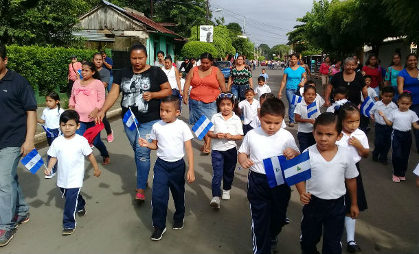 Estudiantes de preescolar de Nindirí desfilan en saludo a las fiestas patrias