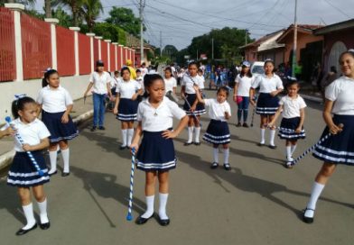 Estudiantes de preescolar de Nindirí desfilan en saludo a las fiestas patrias