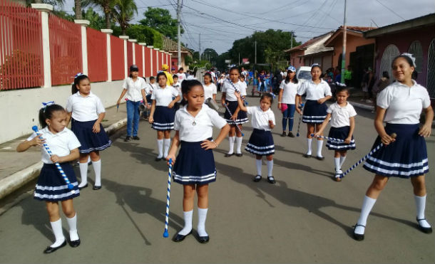 Estudiantes de preescolar de Nindirí desfilan en saludo a las fiestas patrias