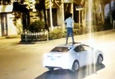 (+Vídeo) Un conductor ebrio viaja sobre el techo de su automóvil en China