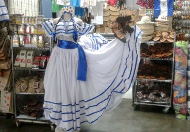 Uniformes y trajes de folclor registran buenas ventas en el Roberto Huembés