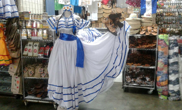 Uniformes y trajes de folclor registran buenas ventas en el Roberto Huembés Uniformes y trajes de folclor registran buenas ventas en el Roberto Huembés