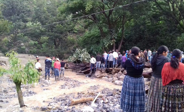 Dos muertos y ocho desaparecidos por derrumbe en Guatemala
