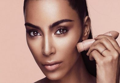 Kim Kardashian vuelve a mostrarse sin nada de ropa y encima de un árbol