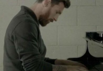 Lionel Messi tocando el himno de la Champions en un piano.