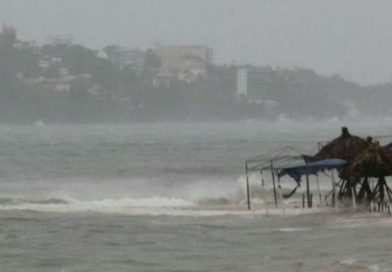 Huracán Max se debilita pero permanece la alerta en México