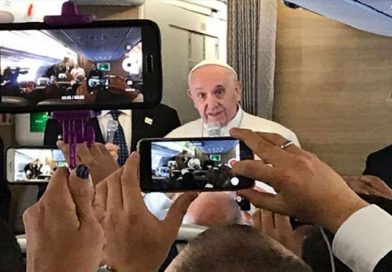 Desde el avión, el Papa pide oraciones por paz en Colombia y diálogo en Venezuela