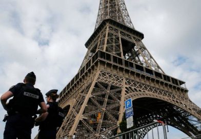 Un hombre armado con un cuchillo ataca a un militar en París