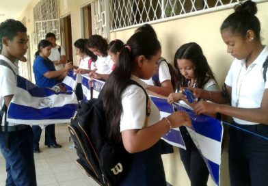 Estudiantes dan bienvenida al Mes de la Patria adornando sus centros escolares