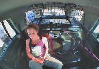 Una mujer detenida se quita las esposas y roba el patrullero