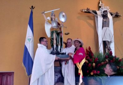 La fe y tradición se reflejan en la bajada de San Miguel Arcángel