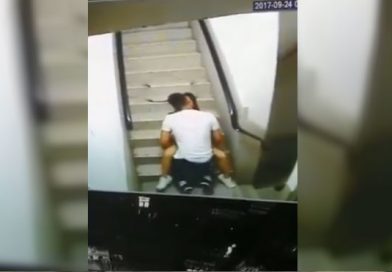 Cámara de seguridad capta a jóvenes haciendo de las suyas en las escaleras