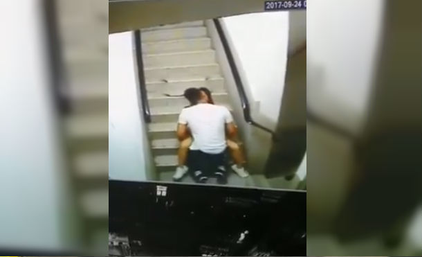 Cámara de seguridad capta a jóvenes haciendo de las suyas en las escaleras