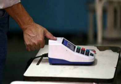 Venezolanos participan en calma en comicios regionales