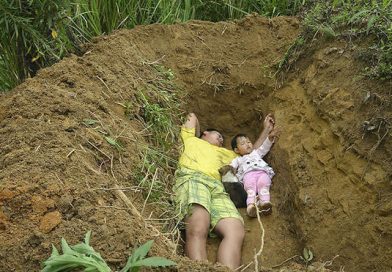 (+Fotos) Todos los días el padre lleva a su hija a este hoyo, cuando sepas por qué, llorarás de tristeza